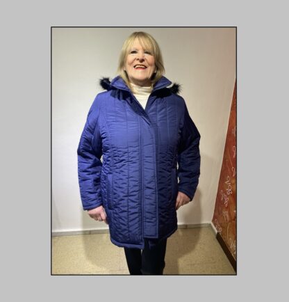 Campera de Abrigo de Matelassé, con Cierre y Capucha con Piel