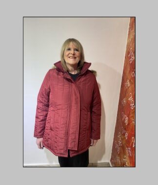 Campera de Abrigo de Matelassé, con Cierre y Capucha con Piel