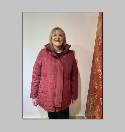 Campera de Abrigo de Matelassé, con Cierre y Capucha con Piel